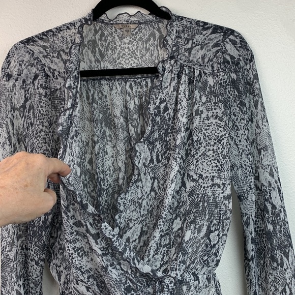 Guess semi sheer gray black snake print faux wrap deep V neck peplum blouse EUC - Picture 4 of 14
